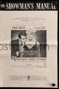 7s535 THAT TOUCH OF MINK pressbook 1962 Cary Grant & scared Doris Day!