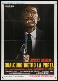 7t611 SOMEONE BEHIND THE DOOR Italian 1p 1971 different art of Charles Bronson w/cigarette & gun!