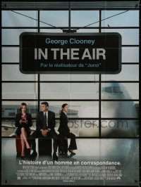 8b967 UP IN THE AIR French 1p 2010 George Clooney, Vera Farminga & Anna Kendrick in airport!
