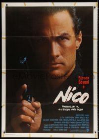 8b090 ABOVE THE LAW Italian 1p 1988 best close up of cop Steven Seagal with gun, Nico!