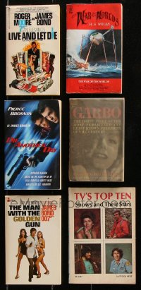 8d478 LOT OF 6 PAPERBACK MOVIE AND TV BOOKS 1950s-2000s Live and Let Die, War of the Worlds +more!