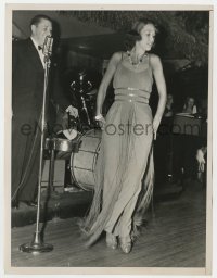 8g288 ELEANOR POWELL 7x9.25 news photo 1938 she's dancing by the band at a social function!
