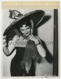 8g329 FROM HERE TO ETERNITY candid 8x11 key book still 1953 Donna Reed in wacky Hawaiian hat!