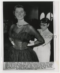 8g417 HOUSEBOAT 8.25x10 news photo 1958 Edith Head helps Sophia Loren prepare for her wedding!