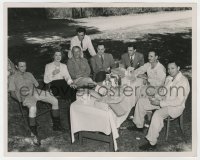 8g750 REMEMBER candid deluxe 8x10 still 1939 Robert Taylor & Greer Garson have lunch with director!