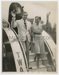 8g932 TYRONE POWER JR./PAULETTE GODDARD 7x9 news photo 1940 at LaGuardia getting off TWA Stratoliner!