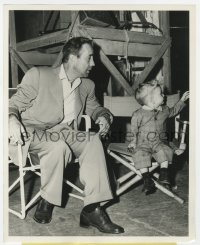 8g428 HUMPHREY BOGART 8.25x10 news photo 1951 on set of Sirocco with his small son in chairs!