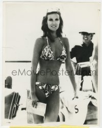 8g520 LAST OF SHEILA 8x10.25 news photo 1973 sexy Raquel Welch in bikini relaxing during time off!
