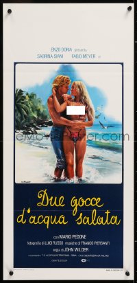 8j818 BLUE ISLAND Italian locandina 1982 Due Gocce D'Acqua Salata, sexy art of couple on beach!