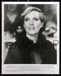 8m586 VICTOR VICTORIA presskit w/ 10 stills 1982 Julie Andrews, James Garner, includes 19 slides!
