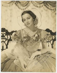 8p091 OLIVIA DE HAVILLAND signed deluxe 10.25x13.5 still 1939 c/u in Gone with the Wind costume!