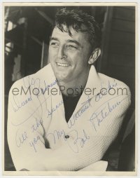 8p093 ROBERT MITCHUM signed deluxe 11x14 still 1950s great smiling portrait of the leading man!