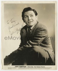 8p524 JOHN GARFIELD signed 8.25x10 still 1930s Warner Bros. studio portrait wearing suit & tie!