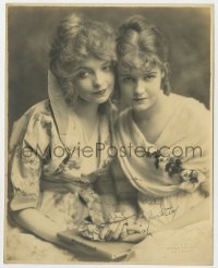 8p554 LILLIAN GISH/DOROTHY GISH signed deluxe 7.75x9.75 still 1910s the actress sisters by Hoover!