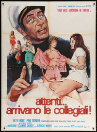 2k266 ATTENTI ARRIVANO LE COLLEGIALI Italian 1p 1975 Serafini art of Toni Ucci & sexy women, rare!