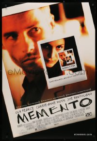 2r607 MEMENTO 1sh 2000 great image of tattooed Guy Pearce, directed by Christopher Nolan!