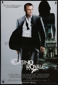 2y0236 CASINO ROYALE DS English 1sh 2006 cool image of Daniel Craig as James Bond with gun!