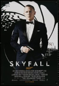 2y0935 SKYFALL int'l advance DS 1sh 2012 October style, Craig as James Bond standing in gun barrel!