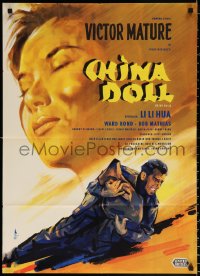 3a0142 CHINA DOLL German 1959 cool art of Flying Tiger Victor Mature with huge machine gun!