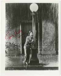3f1027 GENE KELLY signed 8x10 REPRO still 1980s classic lamp post scene from Singin' in the Rain!