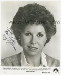3f0675 MARY TYLER MOORE signed 8x10 still 1980 head & shoulders portrait from Ordinary People!