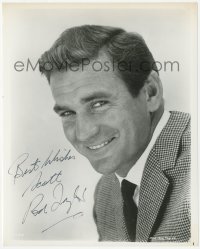 3f0728 ROD TAYLOR signed 8x10 still 1960s head & shoulders smiling MGM portrait wearing suit & tie!