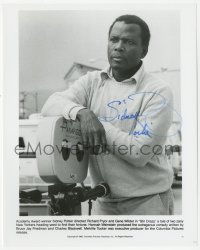 3f0738 SIDNEY POITIER signed 8x10 still 1980 candid leaning on camera while directing Stir Crazy!