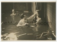3m0129 TESTAMENT OF DR. MABUSE candid deluxe German 4.5x6 still 1933 Fritz Lang in water directing!