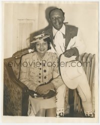 3r0216 EDDIE ANDERSON 8x10 news photo 1930s at home with his wife wearing wacky suit & boots!