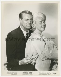 3r0570 THAT TOUCH OF MINK 8x10.25 still 1962 great portrait of Doris Day & Cary Grant winking!