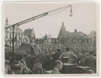 3r0298 I WAS A SPY candid English 7.75x10 still 1933 boom mic over 1,000s of extras on Roulers Square!
