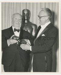 3z0034 ALFRED HITCHCOCK 8x10 still 1968 Robert Wise gives award to Alfred Hitchcock by Oscar statue!