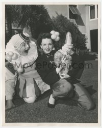3z0234 JUDY GARLAND 8x10.25 still 1950 w/ clown & dog at an early birthday party for daughter Liza!