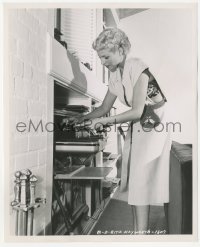 3z0251 LADY FROM SHANGHAI candid 8.25x10 still 1947 Rita Hayworth putting on music at home by Coburn!