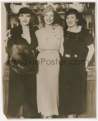 3z0271 LORETTA YOUNG 7.5x9.5 still 1934 smiling with her sisters Sally Blane & Polly Ann Young!