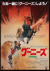 4f1003 GOONIES style B Japanese 1985 cool Drew Struzan art of top cast hanging from stalactite!