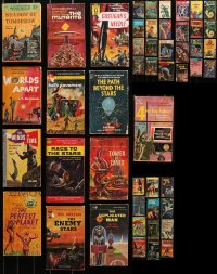 4h0947 LOT OF 61 1950S-60S U.S. AND ENGLISH SCI-FI PAPERBACK BOOKS 1950s-1960s cool cover art!