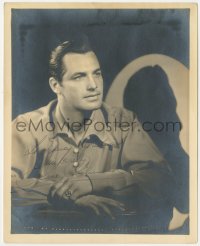 4p0389 KANE RICHMOND signed deluxe 8x10 still 1930s great seated portrait with shadow behind him!