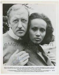 4p0408 NICOL WILLIAMSON signed 8x10 still 1980 close up with model Iman from The Human Factor!