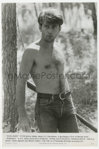 4w0984 BADLANDS 6.5x9.5 still 1974 c/u of barechested Martin Sheen with rifle in the woods!
