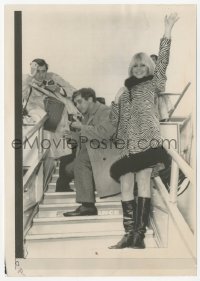 4w1046 BRIGITTE BARDOT 6.5x9 news photo 1965 waving goodbye to Paris as she boards plane to New York!