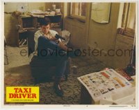 4w0802 TAXI DRIVER LC #6 1976 great c/u of Robert De Niro pointing gun at TV, Martin Scorsese!