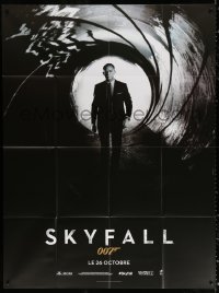 5c1407 SKYFALL teaser French 1p 2012 Daniel Craig as James Bond 007 standing in gun barrel!