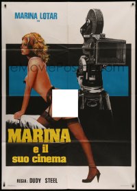 5c0928 MARINA E IL SUO CINEMA Italian 1p 1986 art of sexy near-naked Marina Lotar by movie camera!