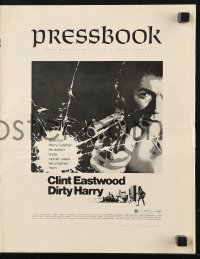 5g0722 DIRTY HARRY pressbook 1971 great c/u of Clint Eastwood pointing gun, Don Siegel crime classic