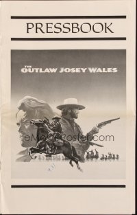 5g0877 OUTLAW JOSEY WALES pressbook 1976 Clint Eastwood is an army of one, cool double-fisted artwork!