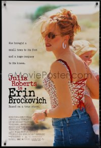 5h0891 ERIN BROCKOVICH DS 1sh 2000 full-length image of Julia Roberts holding baby, Soderbergh
