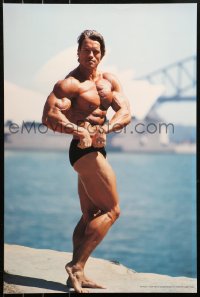 5h0664 ARNOLD SCHWARZENEGGER 19x27 special poster 1985 Sydney Opera House, turning while posing!