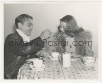 5k0072 BRIDE CAME C.O.D. candid 8.25x10 still 1941 James Cagney feeding Bette Davis by Longworth!