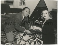 5z0045 CAROLE LOMBARD deluxe 10.5x13.5 still 1930s looking at photos w/press agent Russell Birdwell!